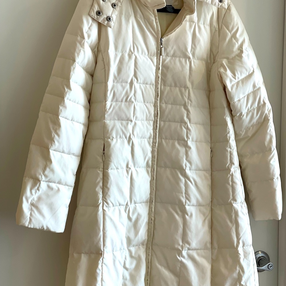 Like new!!! No stains clean off white coat